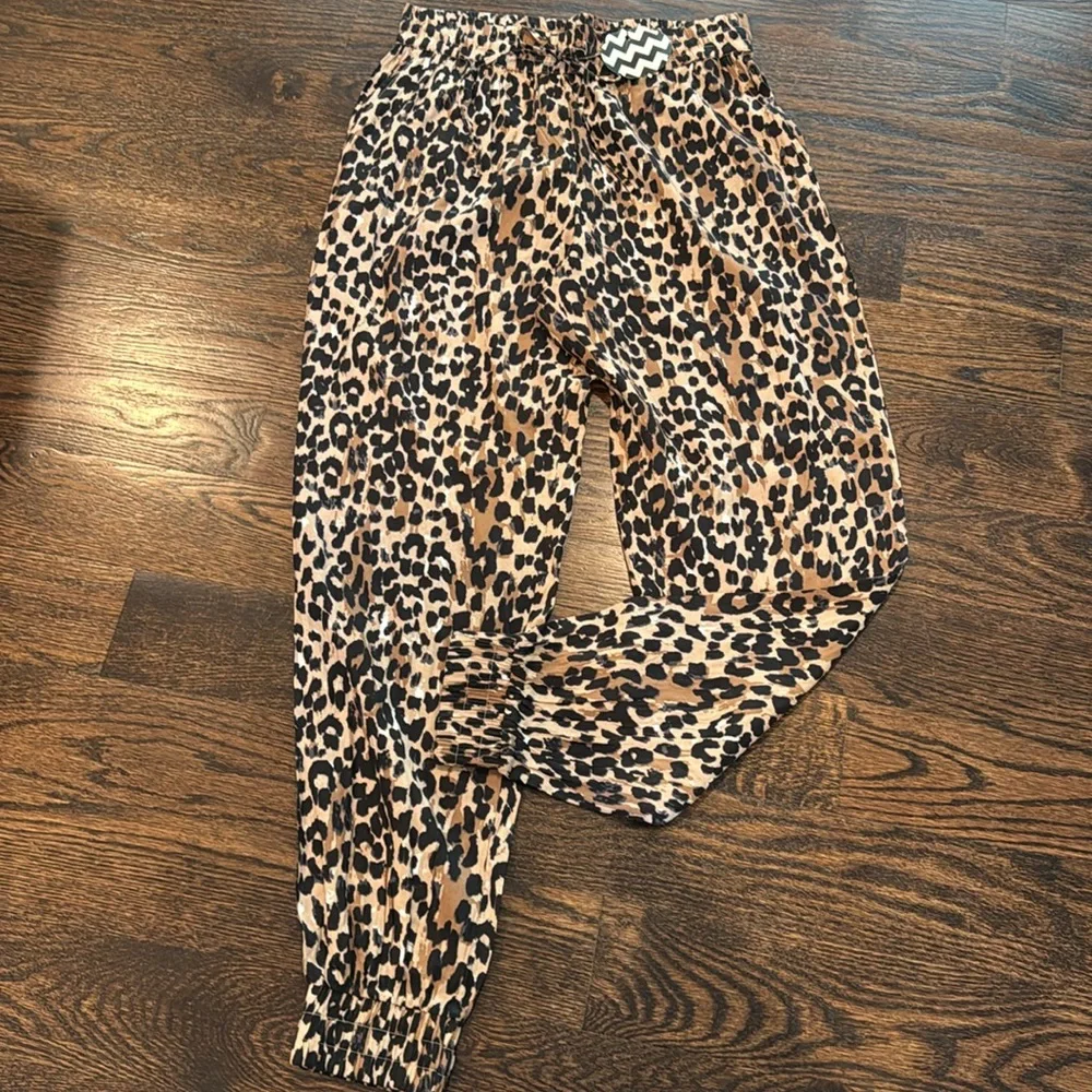 **NWT** Charlie Paige Leopard Print Joggers - Picture 2 of 6